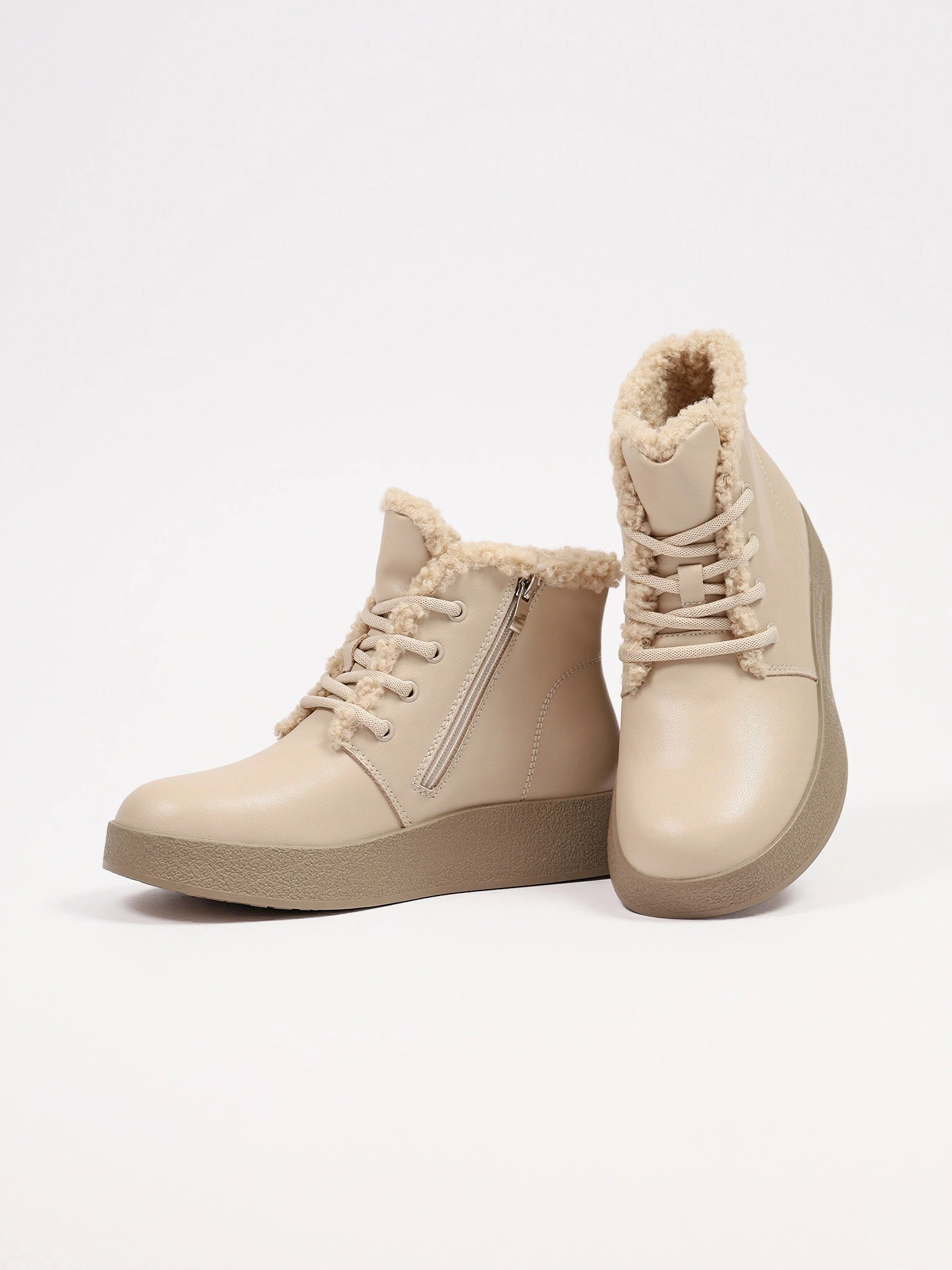 Ботинки бежевого цвета на средней платформе с меховой отделкой